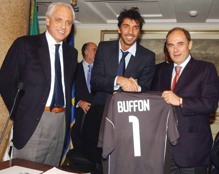 Roberto Bettega e Gianluigi Buffon hanno donato al club la maglietta ufficiale nelle mani dell&#39;on Giuseppe Gallo (AN) , presidente dello Juventus club Montecitorio intitolato a Giovanni Agnelli. 28-1-2004 (Ansa)